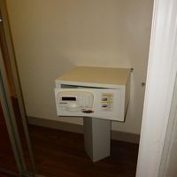 クローゼット内の金庫、アイロンとアイロン台も奥に備え付け