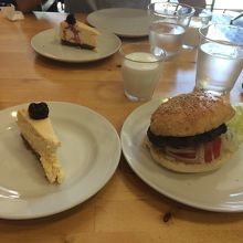 横須賀バーガーとチェリーチーズケーキ