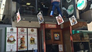 横須賀の雰囲気を味わえるバーガーレストランです。