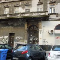 ケルテース通りに面した、建物の入口。通りは車の駐車スペース。