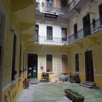 中に入って、二番目の扉。写真左。周りを囲むのはアパート。