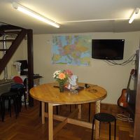 共用室。左奥にＰＣあり。無料。白黒印刷もできる(有料）。