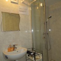 女子バスルームはドーム内にある。シャンプー・リンス付き。