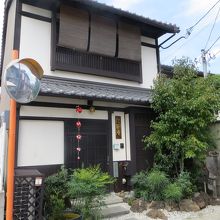 レトロな町家風のお店。