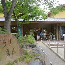 ゆったりとした建物。