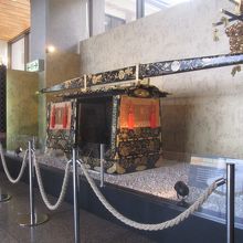 ロビーにはNHKドラマ「篤姫」で使用された衣装・道具類