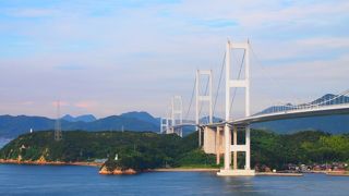 晴れている日は、来島海峡大橋と青い海、青い空のコントラストが素晴らしい!!　バリィさんグッズも売ってます!
