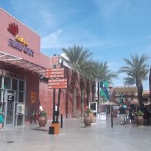 各店は屋外にあり、移動は暑い