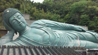 巨大釈迦涅槃像