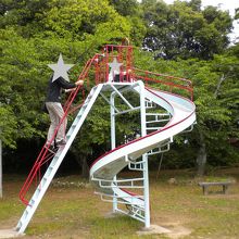 公園の滑り台
