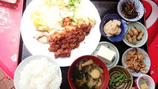 定食には小鉢がたくさん♪