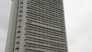 高いビルのためすぐに見つけることができます。