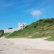 真っ白な砂浜、緑のジュータン。外国に来たみたい。
