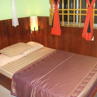 壁とベットの間にコンセントがあり移動する必要あり