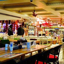 ショーケースで食べたい物を指差す。