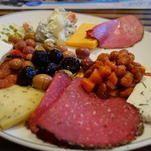 適当に二人分盛り合わせてくれる。どれも美味しい。