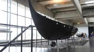 スコットランドアイルランドを支配したデンマークバイキング首都ロスキルド　国王等が乗船したバイキング船展示