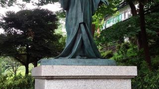 礫川公園の入口にあります