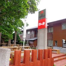 裏手の飲食スペース