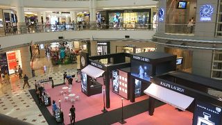 ツインタワー内のショッピングセンター