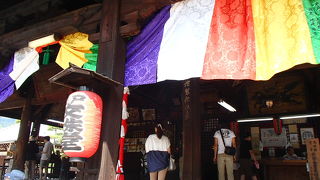 日本三文殊のひとつとされていて、学問の神様として親しまれています、本尊の文殊菩薩は秘仏とされているとの事で、ぜひ、一度、行ってみてください。 