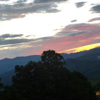 部屋から朝焼けを望む。