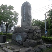 病院敷地内には、私学校跡を示す碑がありました