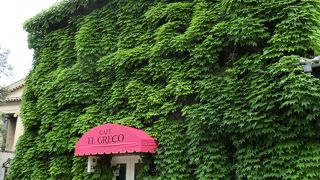 ツタに覆われた喫茶店