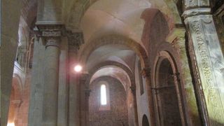 重厚なロマネスク建築