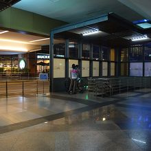 出口にあるエスカレータで地階へ