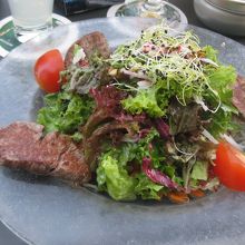 牛肉サラダ　ちょっと酸っぱかった