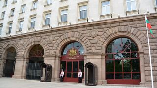 衛兵が立っているのですぐわかります