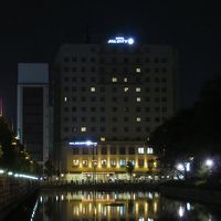 JALシティ松山。お堀にホテルの照明が映ります。
