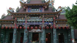 廟の前の果物屋さんでいっぱい味見が出来ました