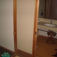 左手トイレ＋右手洗面所