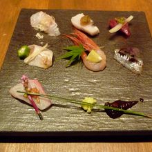 お造り「本日入荷の鮮魚の盛り合わせ」　仕事がしてあります