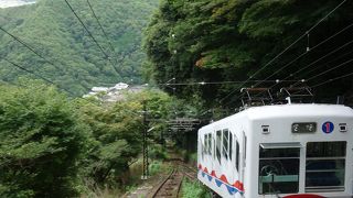 比叡山に登るには，ケーブルカーとロープウエイを乗り継ぎます。