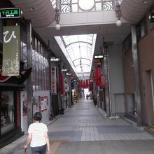 通りの中間あたり