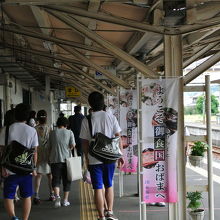 改札に向かって移動中