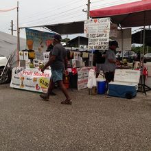 ココナッツジュースを売っています。