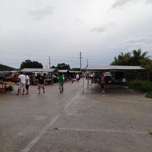 早朝だとまだ開店していない店もあります。