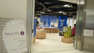 KITTEの地下１階に広々とプラレールも～