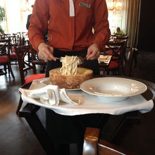 テーブル前でカステルマーニョ？チーズを絡めているところです。