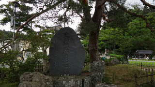 弁慶らしく堂々と大きな墓石