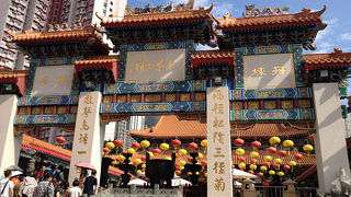 高層住宅に囲まれたパワースポット