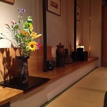 お座敷にはカウンタテーブルも。キレイに飾られています