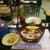 ご飯は釜ですが、ちょっと柔らかめ。右上は三元豚の蒸し焼き。