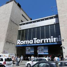 駅は中も外も人が多いです。