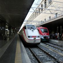 改札口がないので誰でもホームへ入れます。