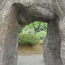 壁を叩くと金属音が・・・